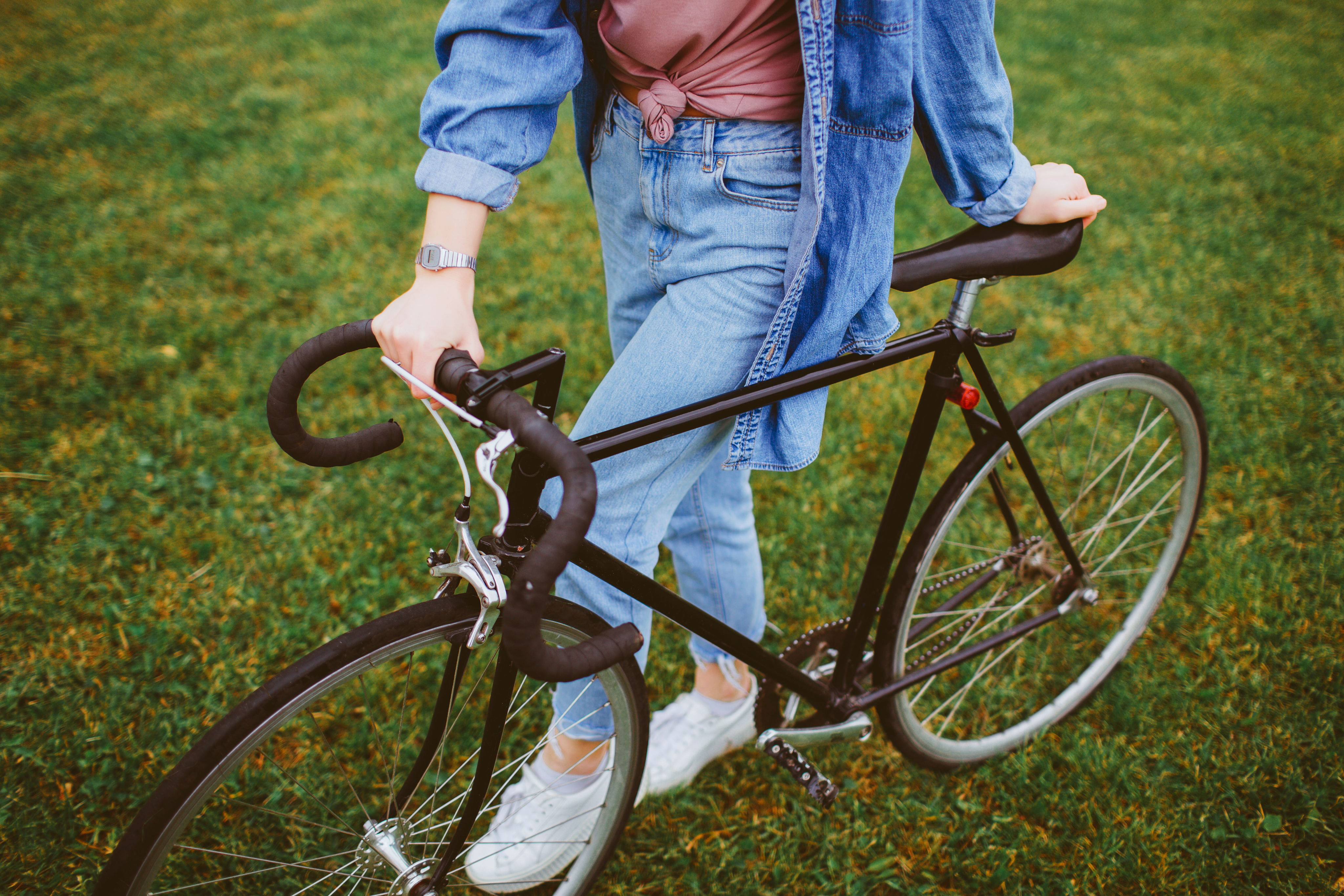 Familie of groep mensen met fietsen tijdens zonsondergang
